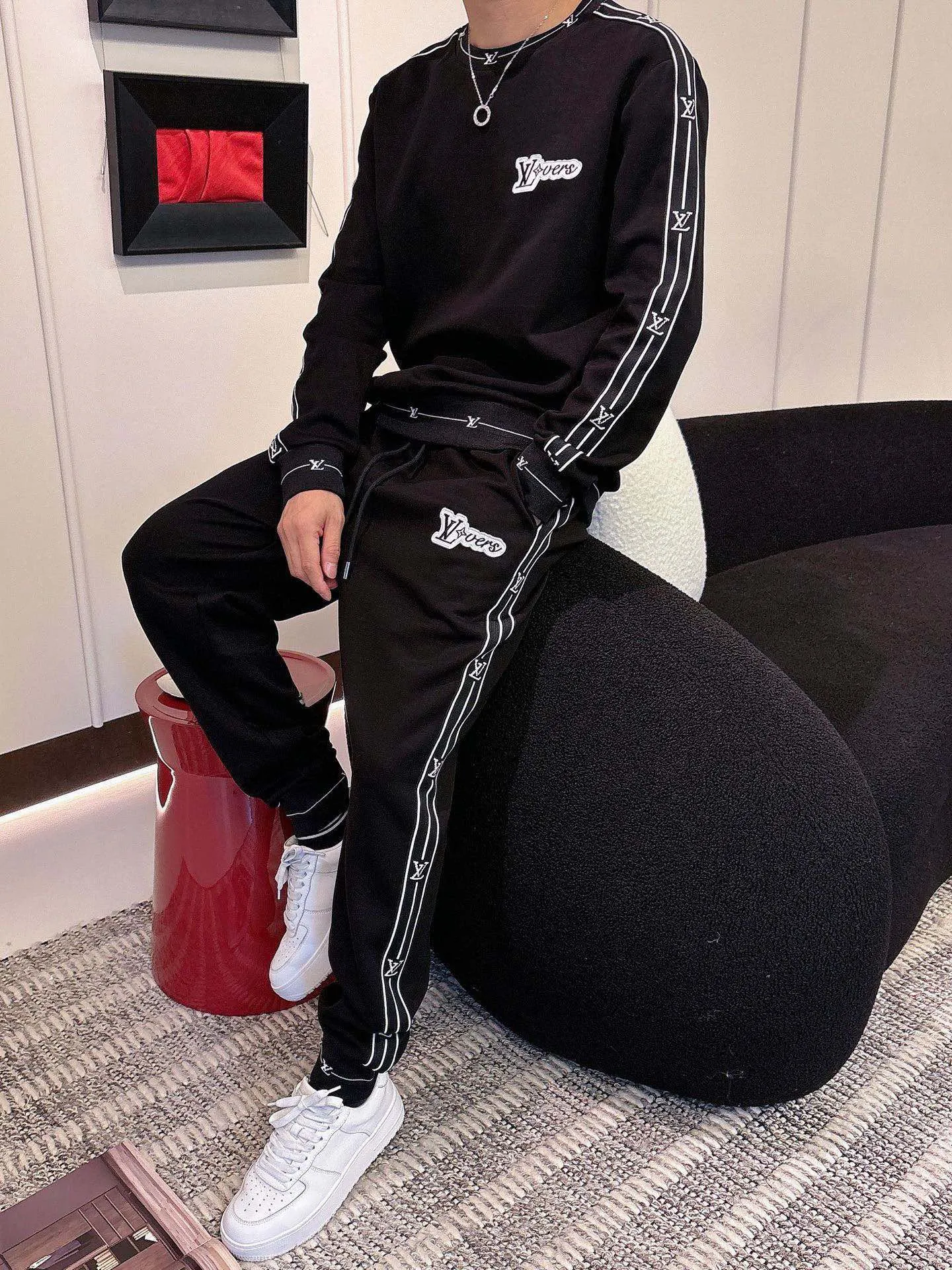🅿️540 [LV Louis Vuitton] hot-selling suit is coming. Focus on the original version of the official website. 2025 new hot-selling round neck sweatshirt suit. The original order is the best 🇭🇰. It is the meticulous work of top designers for a fitting and perfect upper body effect. All-natural high-quality Tencel Roman cotton 100%, close-fitting comfort, noble and elegant! Original hardware embodies elegance and nobility! Counter size: M-3XL (maximum wear up to 190 pounds)
